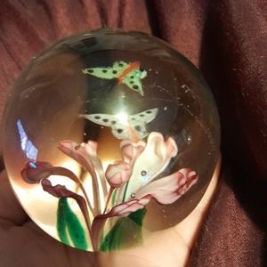 BEAUTIFUL GLASS  🦋  BUTTERFLY AND 🌸 FLOWER PAPERWEIGHT